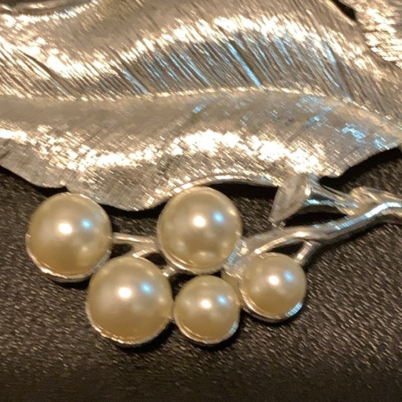Vintage Sarah Coventry Silver-Tone Leaf Brooch with Faux Pearl Berries - stamped - Picture 4 of 8